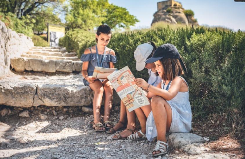 Enfants qui participent au parcours de visite