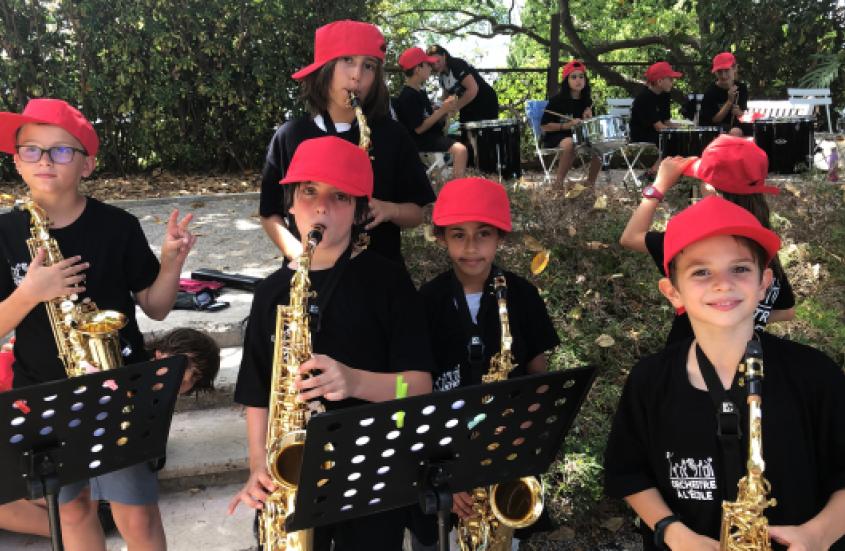 Enfants qui jouent d'un instrument de musique