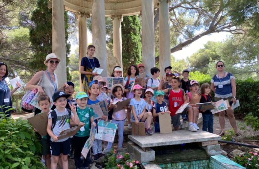 Enfants qui participent à la manifestation nationale "Rendez-vous aux jardins"