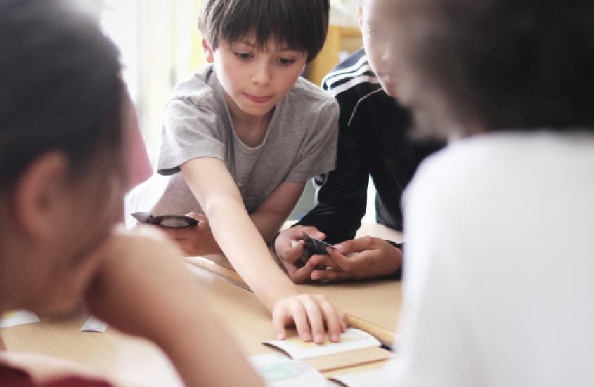 Enfants qui jouent aux cartes