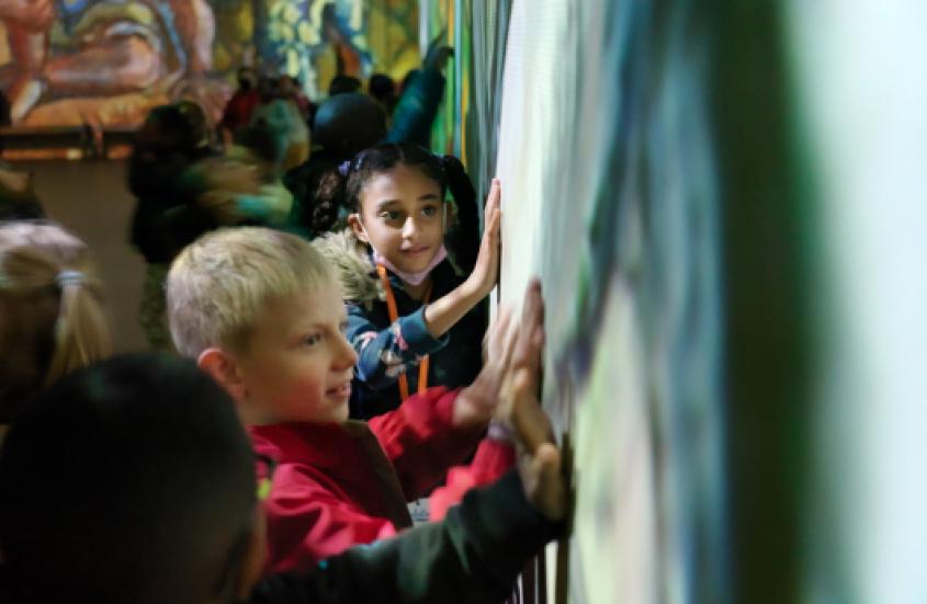 Enfants touchant une œuvre 