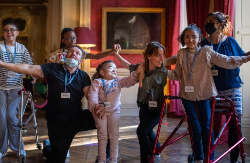 Photo de groupe d'enfants handicapés au musée Jacquemart-André