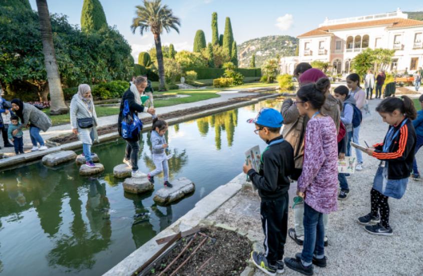 Enfants participant au programme "Les secrets des jardins"