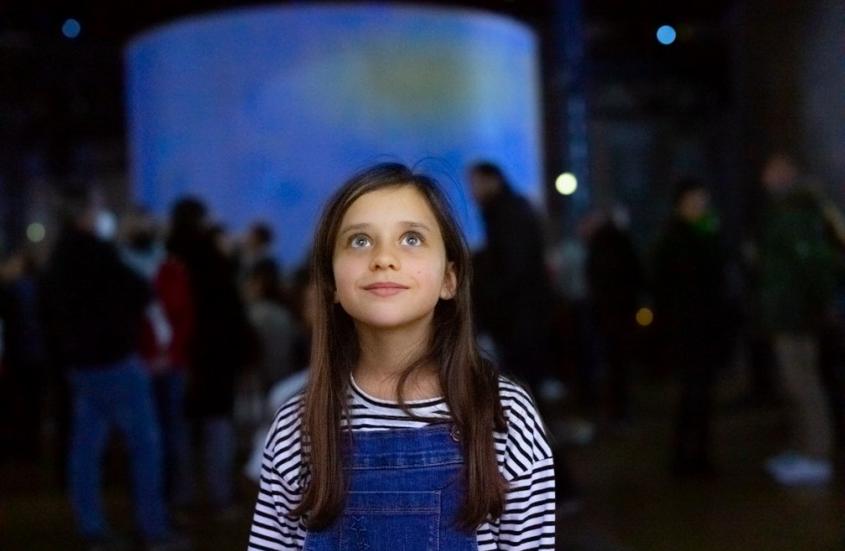 Petite fille participant à un programme de la fondation