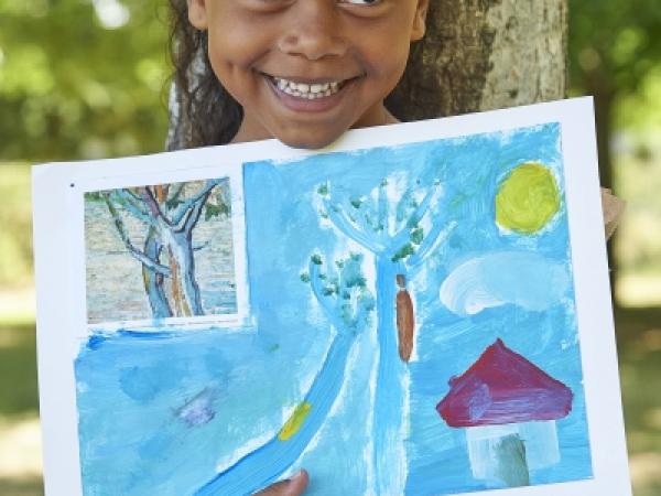 Petite fille qui montre sa peinture