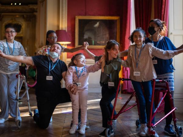 Enfants qui participent au parcours dansé