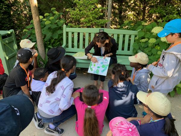 Enfants qui participent à un parcours de visite