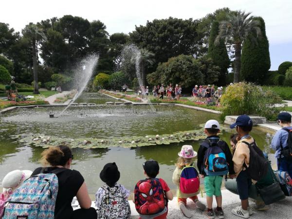 Enfants qui participent à un parcours de visite