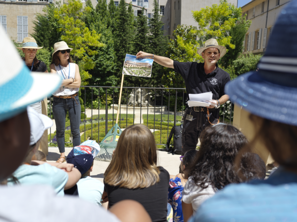 Enfants qui participent à un parcours de visite