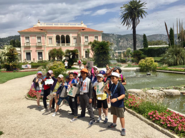 Enfants qui participent à un parcours de visite