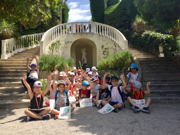 Enfants qui participent à un parcours de visite