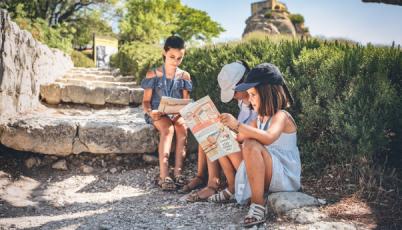 Enfants qui participent au parcours de visite