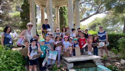 Enfants qui participent à la manifestation nationale "Rendez-vous aux jardins"