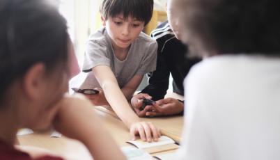 Enfants qui jouent aux cartes