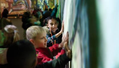 Enfants touchant une œuvre 