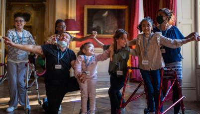 Photo de groupe d'enfants handicapés au musée Jacquemart-André