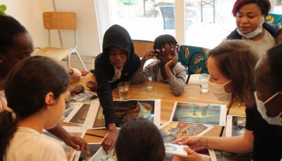 Enfants qui participent à un atelier