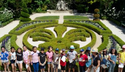 Enfants dans les jardins de la Villa Ephrussi