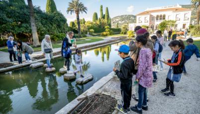 Enfants participant au programme "Les secrets des jardins"